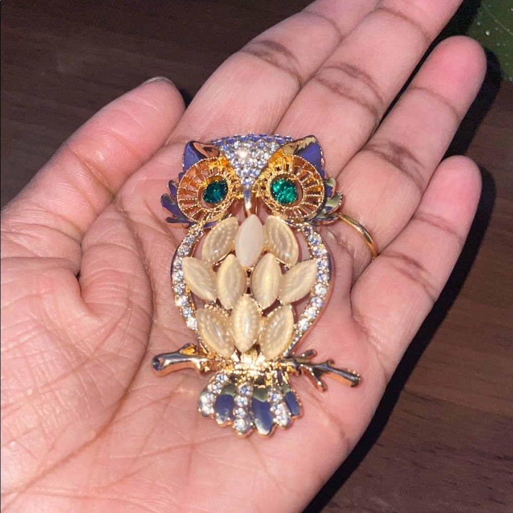 Gold and Green Leaf Brooch with Elegant Design
